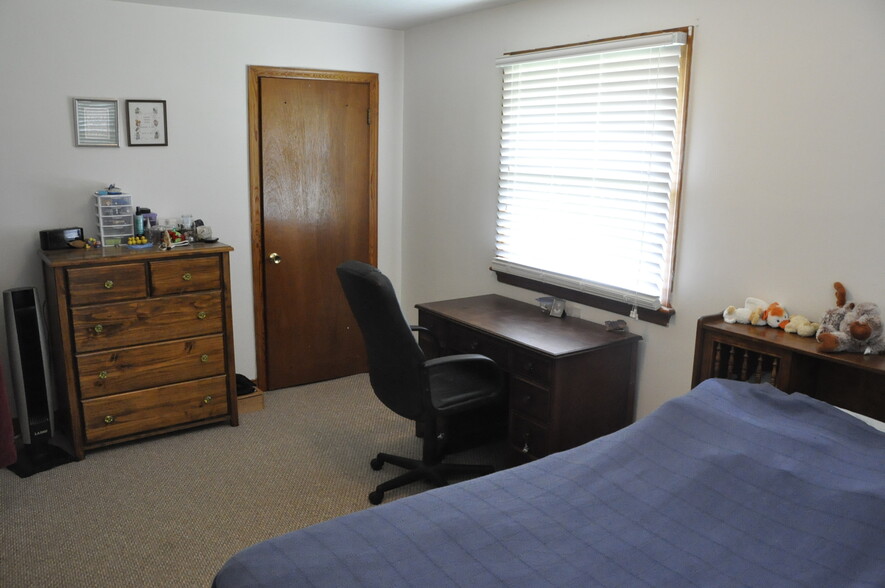 Master bedroom with walk-in closet - 2414 Sunset Rd