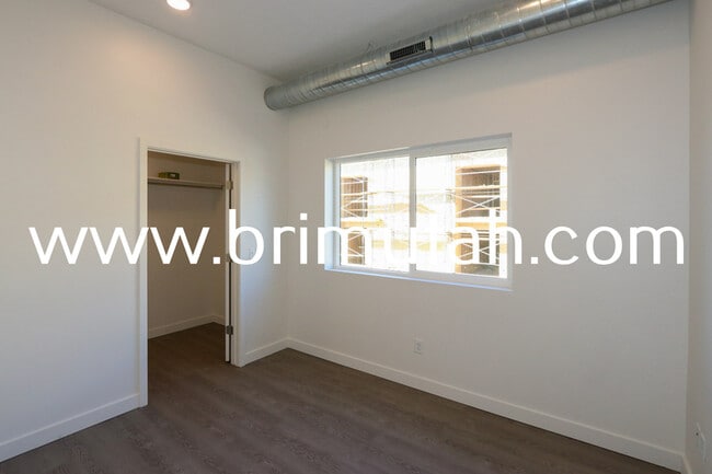 Building Photo - 945 S Washington St