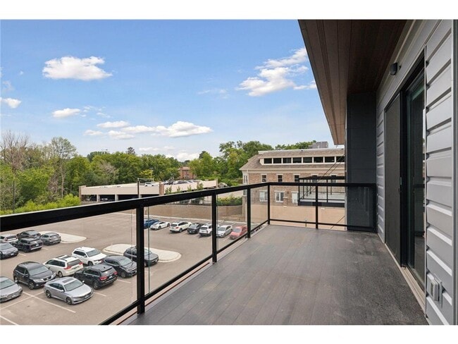 Building Photo - 253 Lake St E