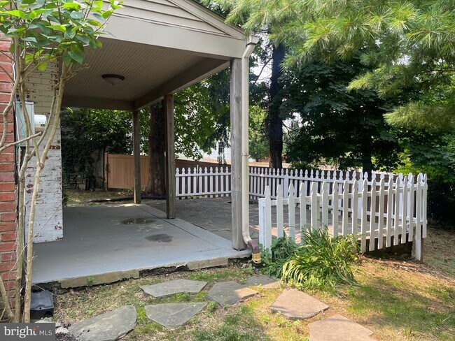 Building Photo - 102 Hillside Cir