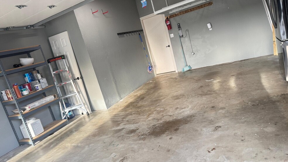 Building Photo - 7011 Cottonwood Cir