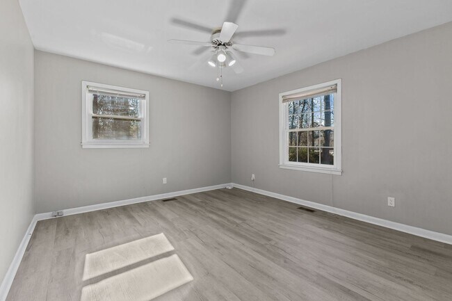 Building Photo - Welcome to the 3 Bed 2 Bath in Fayetteville