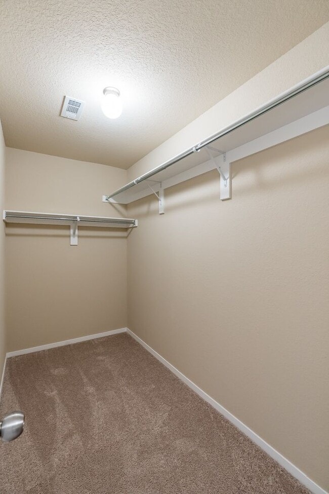 Building Photo - Beautiful 4 bedroom Home on Valley View Golf Course. HUGE Fenced Yard!