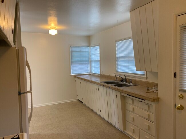 Kitchen - 4531 Mammoth Ave