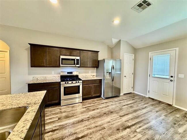 Building Photo - 4 bed/2 bath newer construction in prime location in Claremore!