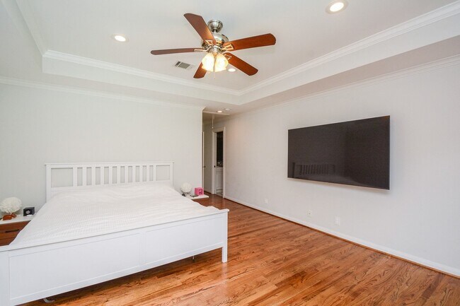 Building Photo - 9906 Cedardale Dr