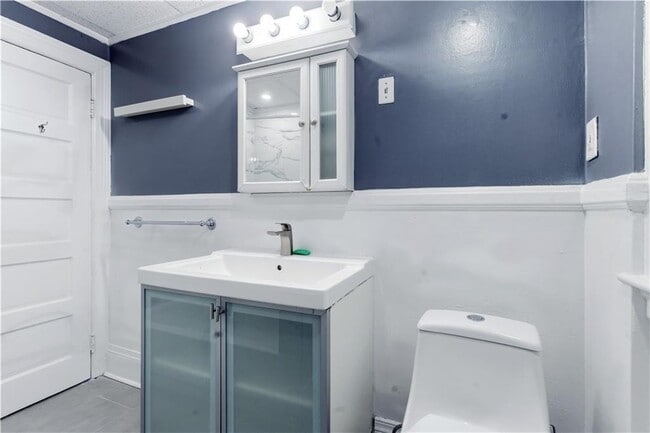 Building Photo - 63 Park Ave