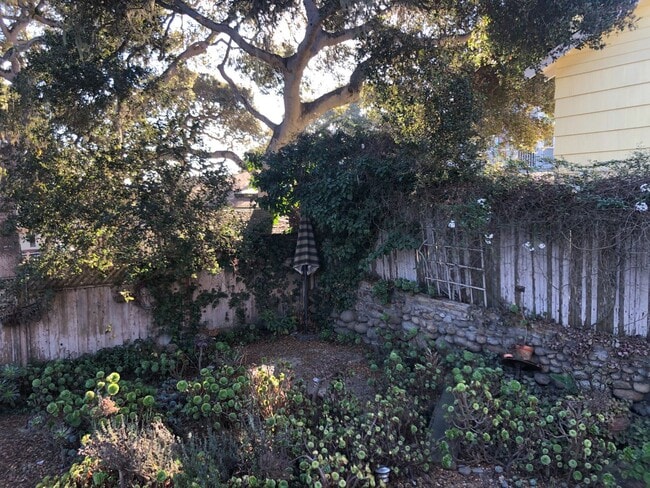 Building Photo - Historic 2-bedroom, 1.5 bath home in the h...
