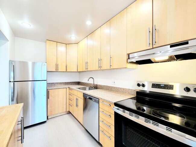 Building Photo - Top floor remodeled Woodlake unit