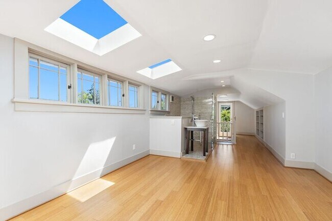 Building Photo - Charming AIR CONDITIONED Leschi Craftsman