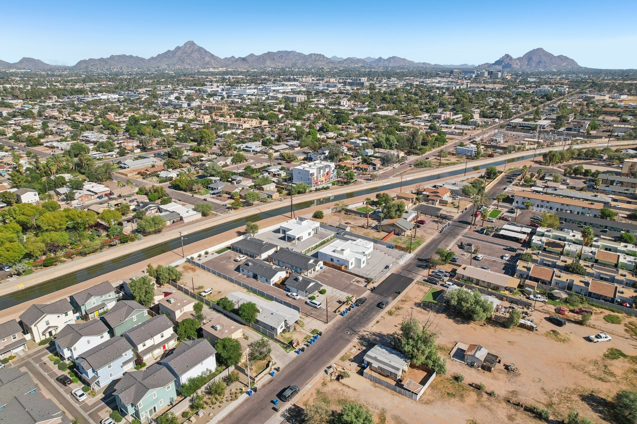 Building Photo - 910 E Roma Ave