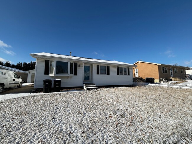 Primary Photo - 3 Bedroom Nice Home in Marion