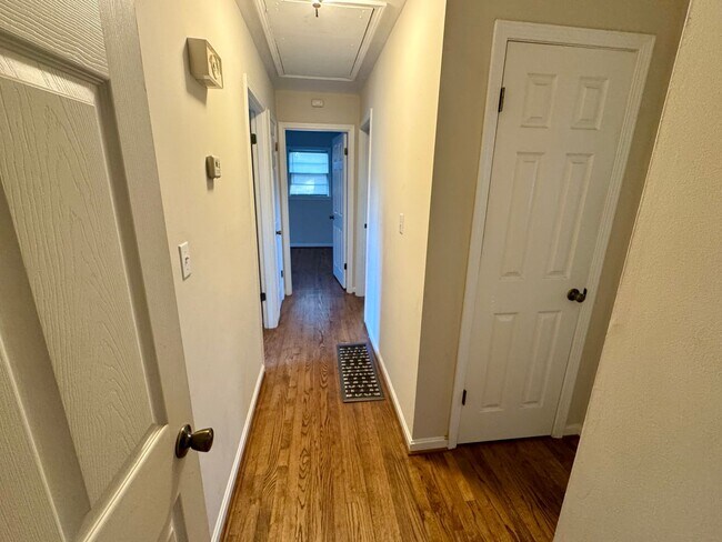 Building Photo - 3 Bedroom Home in Saks!