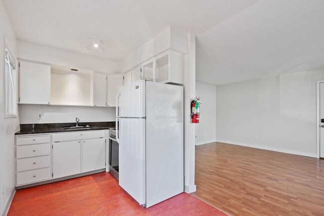 Building Photo - Comfortable 2-bed/1-bath upper apt in Cath...