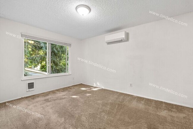 Building Photo - Renovated 2 bedroom townhouse in Piedmont