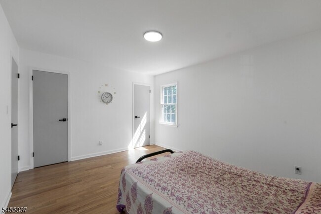 Building Photo - 33 Larchmont Rd
