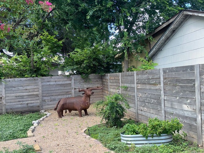 Building Photo - Lovely 3 Bedroom, 2 Bath Bungalow in the H...