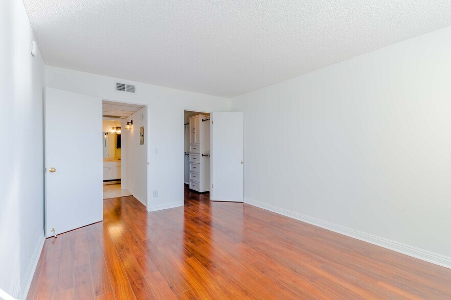 Building Photo - 12830 Burbank Blvd