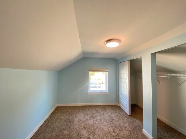 Building Photo - Vintage University Place Four Bedroom