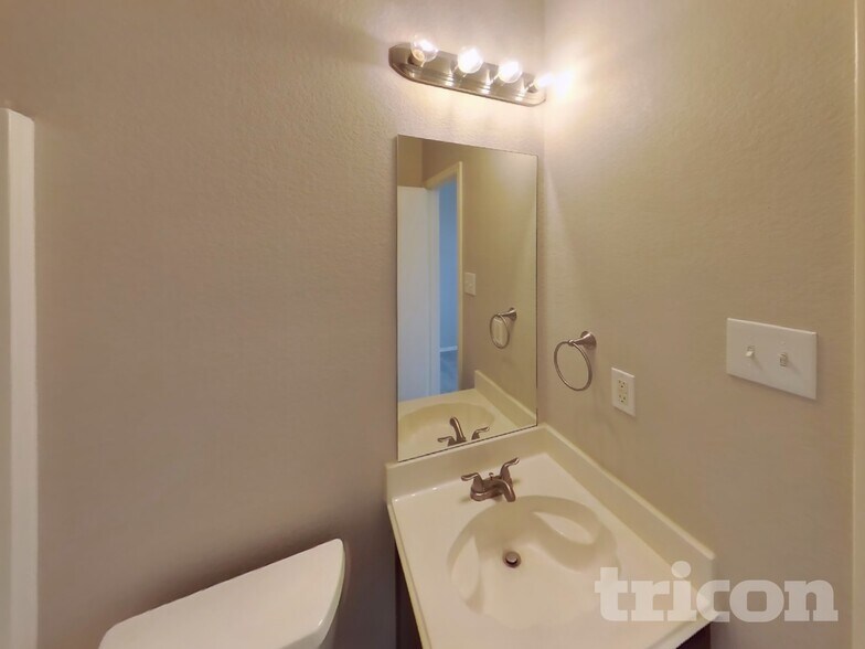 Building Photo - 925 Buffalo Springs Dr