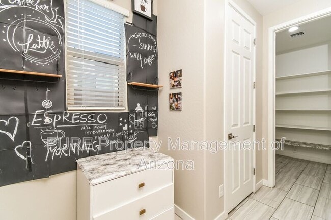 Building Photo - 513 E Yellowstone Pl