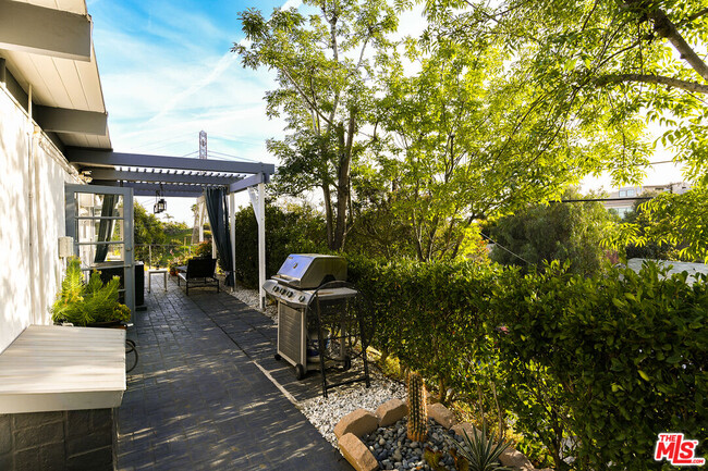 Building Photo - 7107 Pacific View Dr