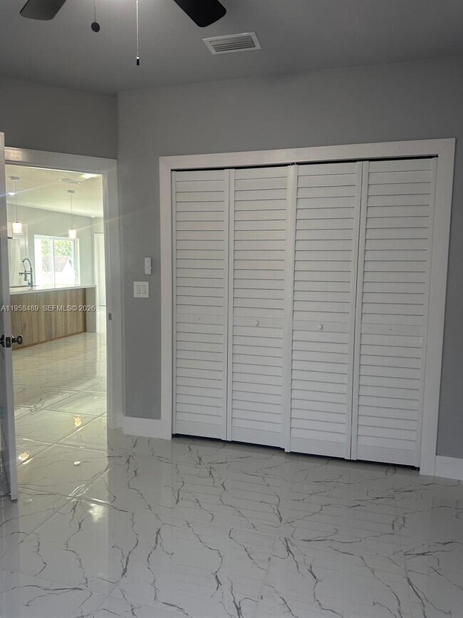 Building Photo - 868 Cervantes St E