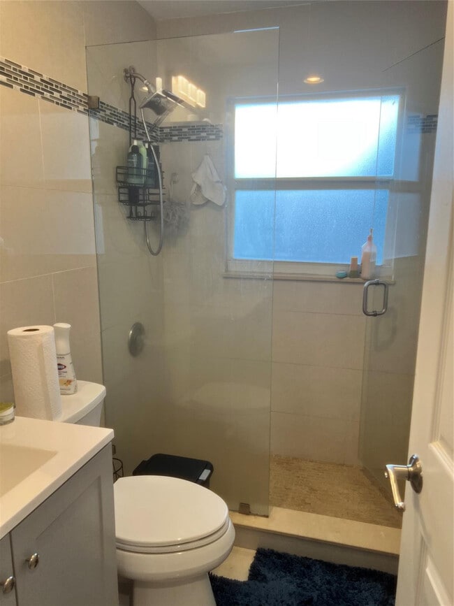 Building Photo - 1410 NE 56th Ct