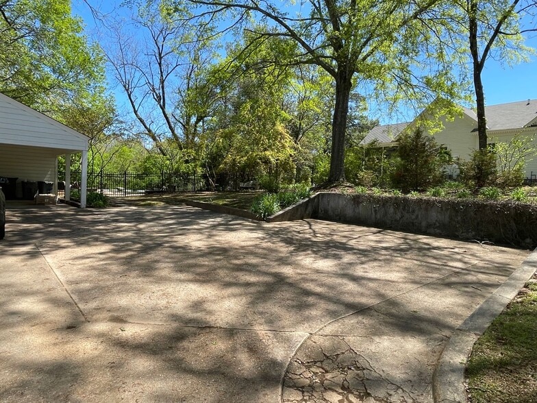 Building Photo - 1411 S Lamar Blvd