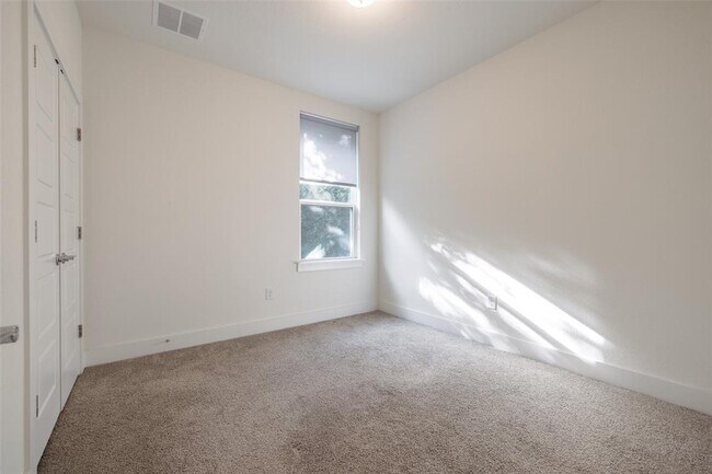 Building Photo - 1705 Roseburg Dr