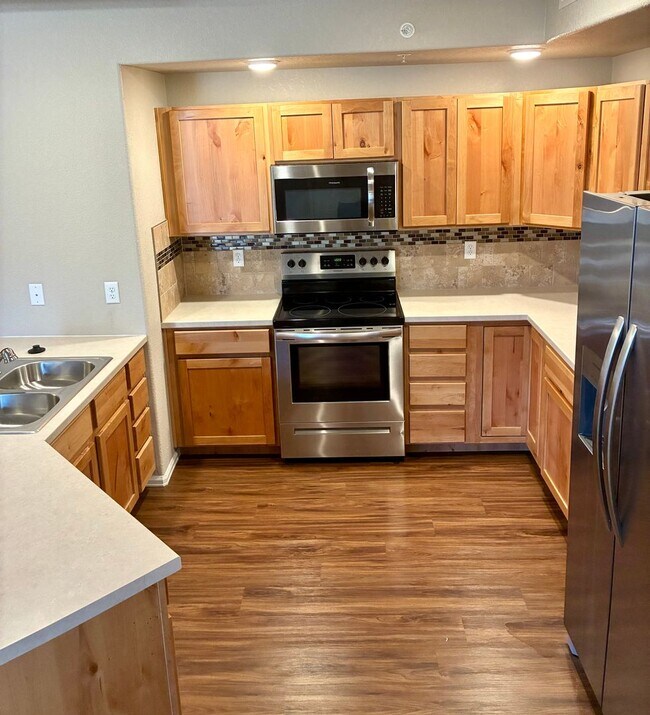 Building Photo - 2 WEEKS FREE! Spacious Townhome!