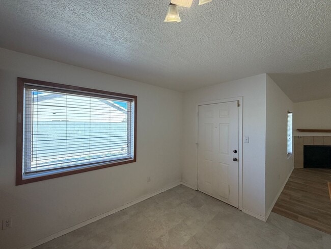 Building Photo - 3 Bedroom Single Story Home Available Near Unser Blvd NW & McMahon Blvd NW!