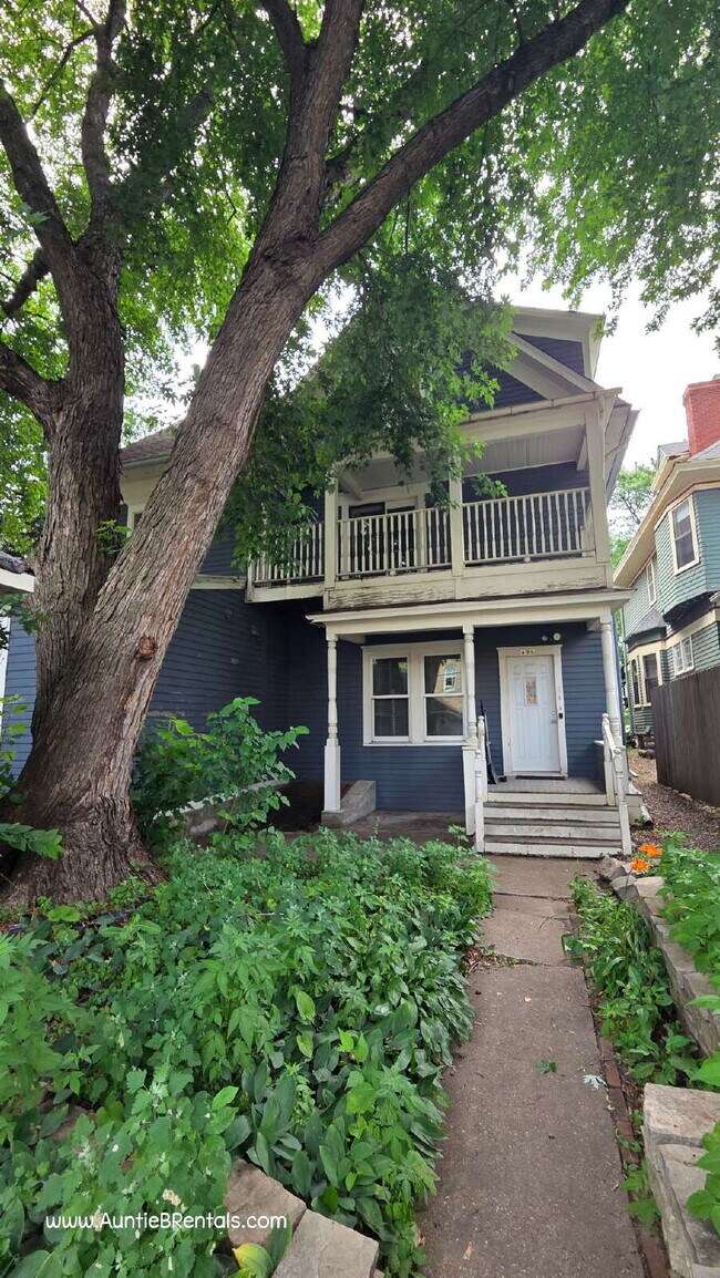 Building Photo - 3 bed - 1 bath One block from Grand Ave in...