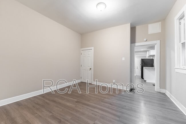 Building Photo - 704 Sanders St