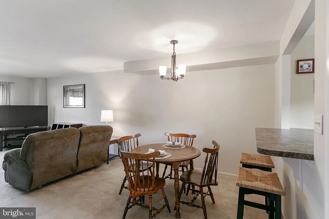 Building Photo - 933 Elm Rd