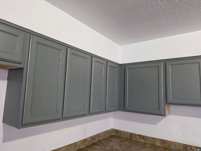 Building Photo - MOVE-IN READY 3 BEDROOM WITH $250 BONUS – ALL TILE & CENTRAL AIR OFFERING $500 GIFT CARE AFTER SU...