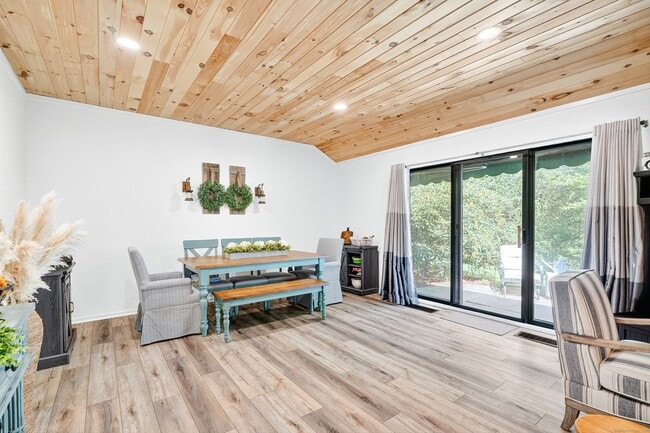 Building Photo - 401 Heritage Vlg