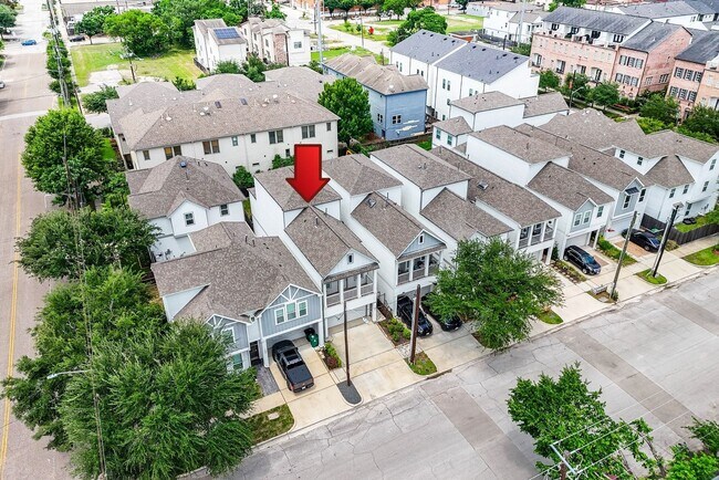 Building Photo - 1122 Live Oak St