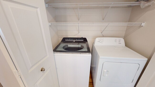 Building Photo - Single Level Family Friendly Home in Sandy. Fenced Backyard Pets Welcome