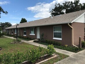 Building Photo - 2 Bedroom/2 Bathroom Triplex with Large Fe...