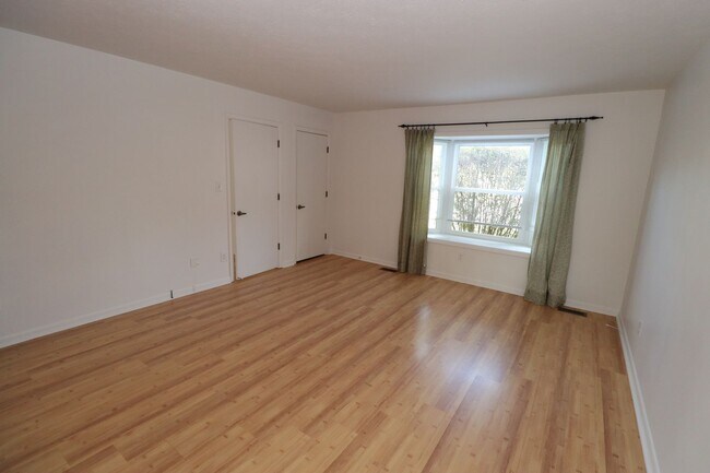 Building Photo - Beautiful Home on Cul-de-Sac with Large Fe...