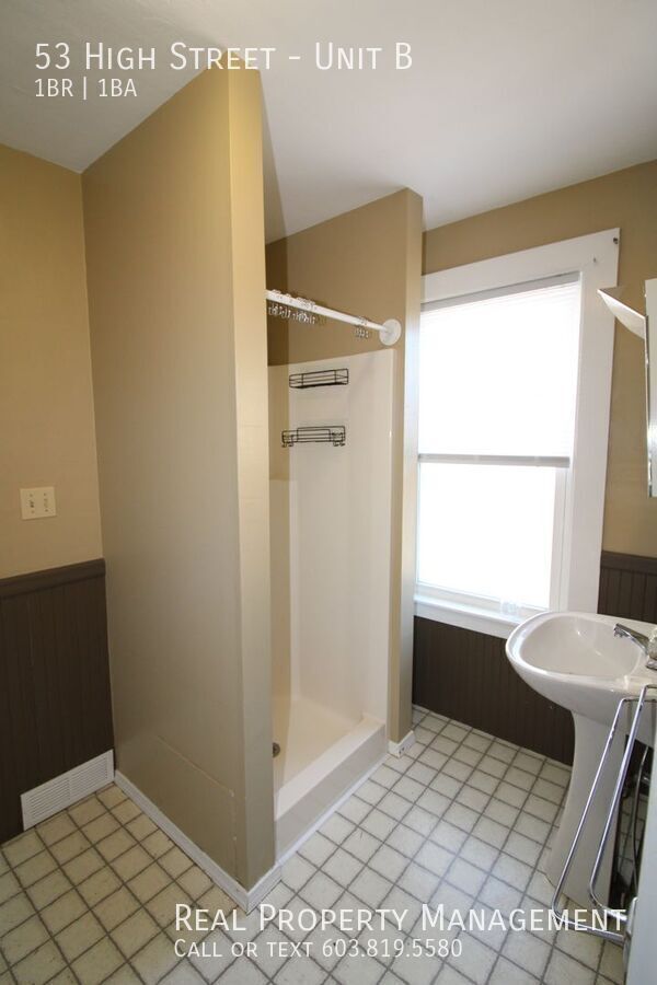 Building Photo - Spacious 1 Bedroom Apartment with Office S...