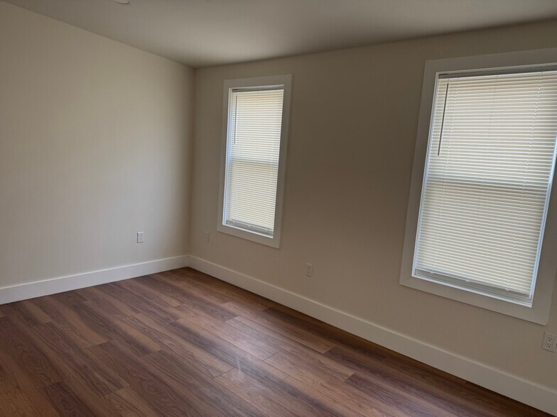 Building Photo - 445 S 17th St