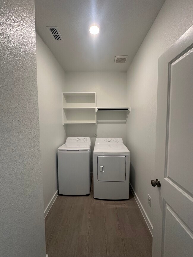 Building Photo - 1916 Monchino Pl