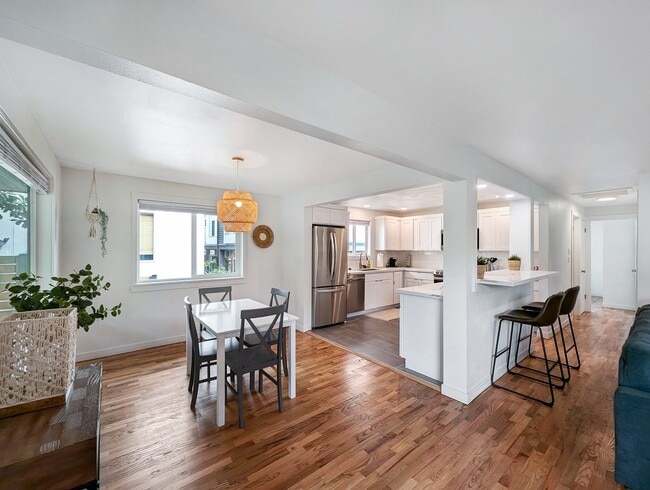 Building Photo - Discover Your Dream Home in a Quiet Seattle Oasis!