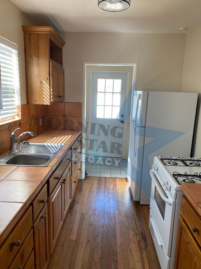 Building Photo - Updated 2 bedroom with refrigerated air!