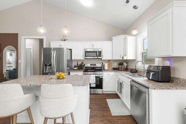 Building Photo - 306 E Theriault Ct