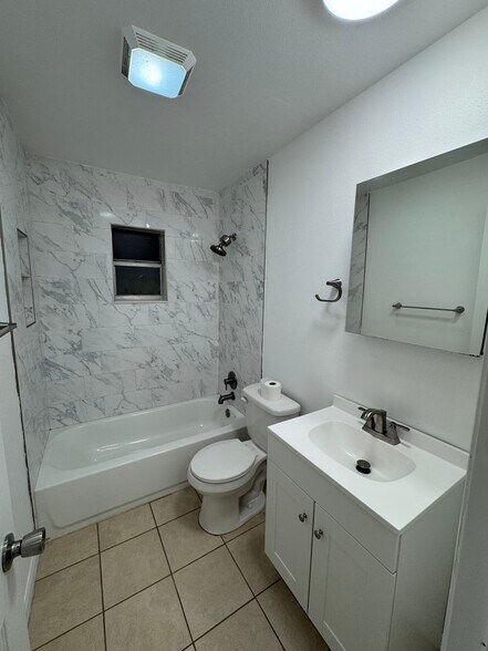 Building Photo - 4204 Sunnyside Dr