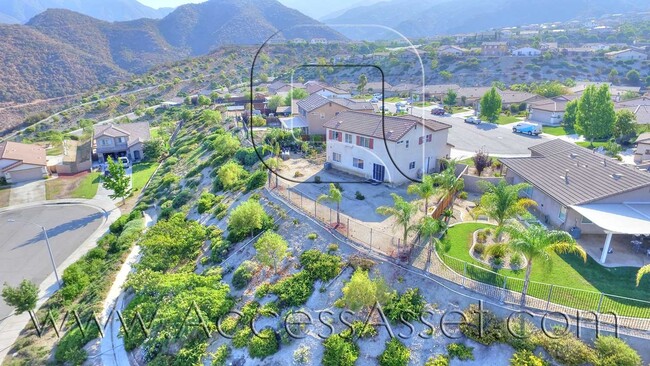 Building Photo - Large 4 Bed/3 Bath Home with an Incredible...