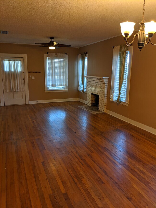 Building Photo - Avondale Beauty on the market!